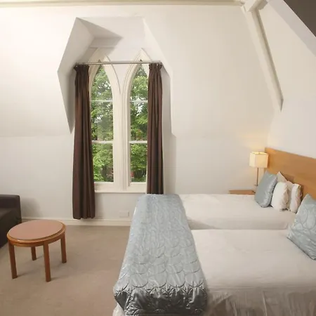 Cliff Lawn Πανσιόν 4*