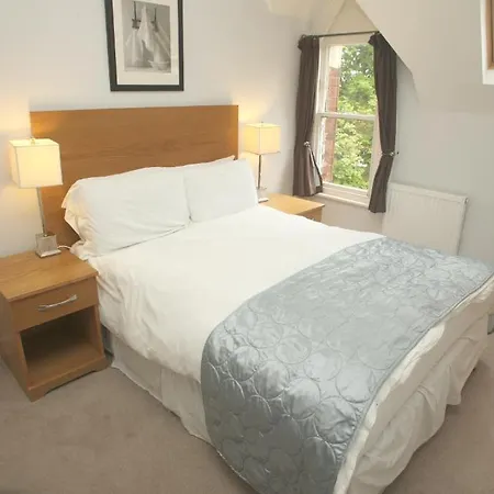 Cliff Lawn 4*