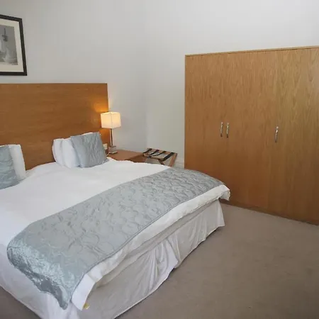 Cliff Lawn 4* Λιντς